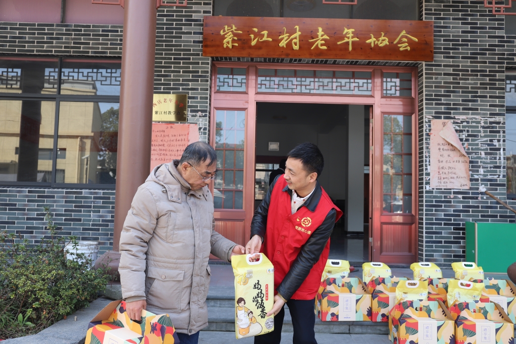 暖春意，敬老情-Z6尊龙凯时多年对峙慰问孤寡老人